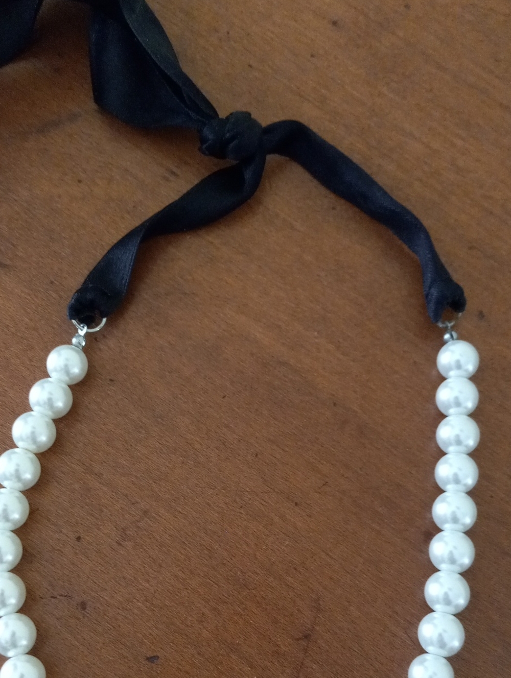 Chic White Pearl Beaded Choker Statement Necklace Black Ribbon Closure - Picture 4 of 6